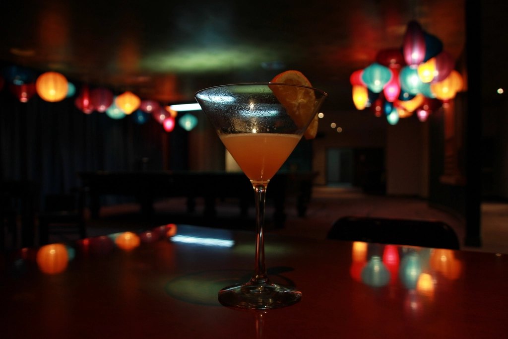 Trago con luces de colores desenfocadas