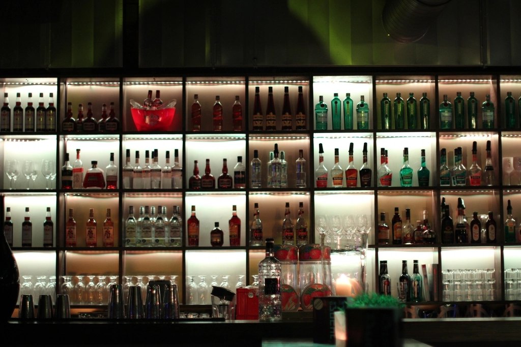 Estantes de botellas iluminados