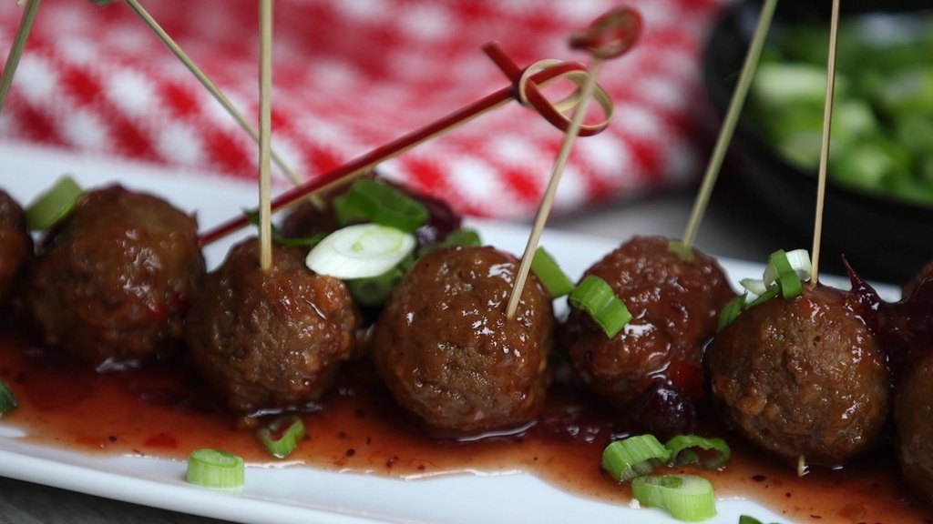 Brochetas de albóndigas sobre mantel cuadrillé