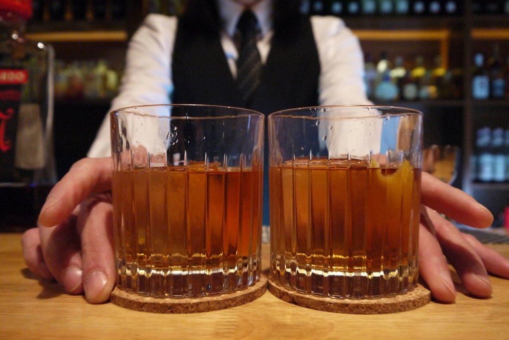 Dos vasos de whisky servidos
